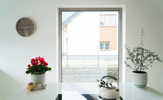 Duże okna w domu – wady i zalety
